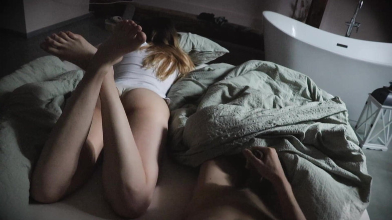 HotCoupleTeam: Jag runkar av min kuk på morgonen medan hon vilar