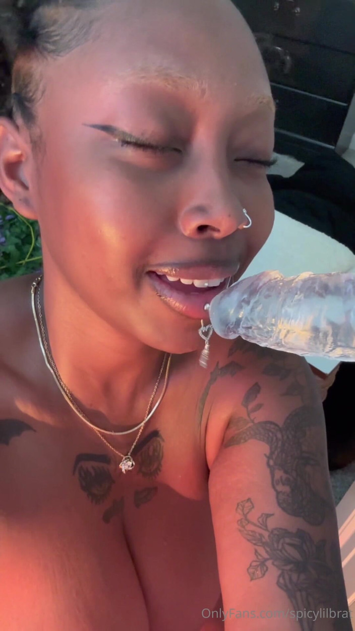 DMXTH: Murzynka ssie dildo sex oralny