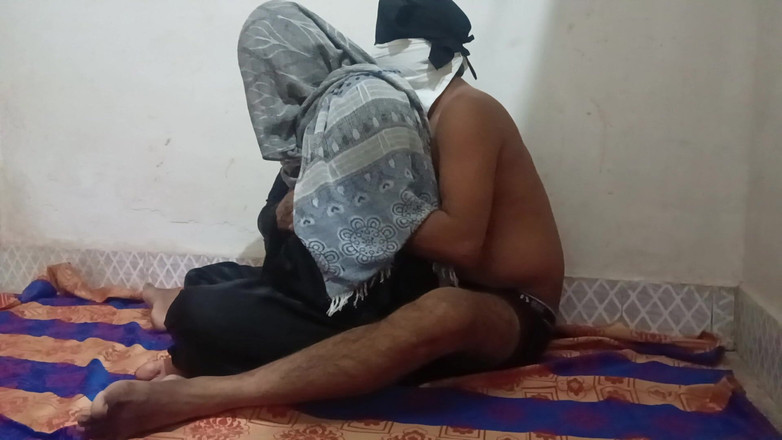 Bhabhi UP: Burqa'daki komşu bugün eğlenceliydi.