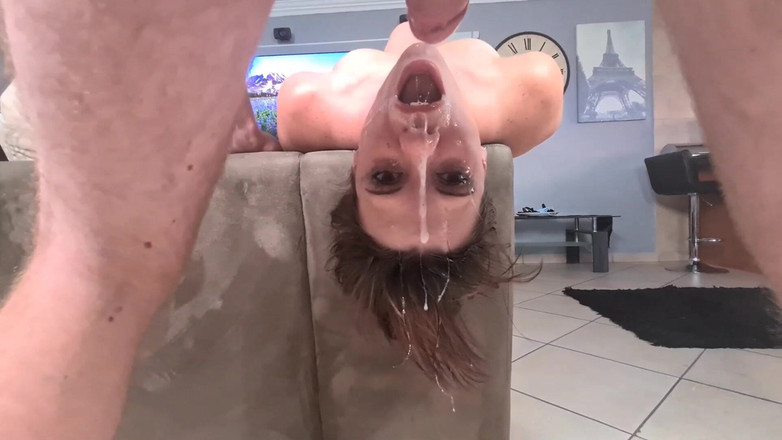 domslutfucker: Недбалий трах в обличчя догори ногами для мініатюрної повії