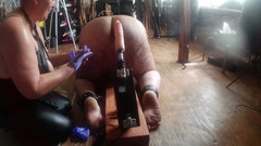 Aaexperiencesltd: Část 2: Domina Satana dává Satanovo prasátko na šukací stroj.