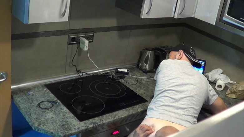 Gaybareback: HWebcam older guy fucked bareback in the kitchen