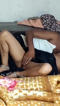 남친과 처음으로 쪼이는 보지 XXX를 가진 찐 인도 여자. 힌디어 오디오.