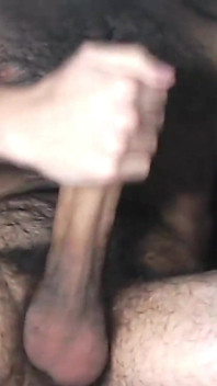 Masturbándose durante 2 minutos y dando mucha leche