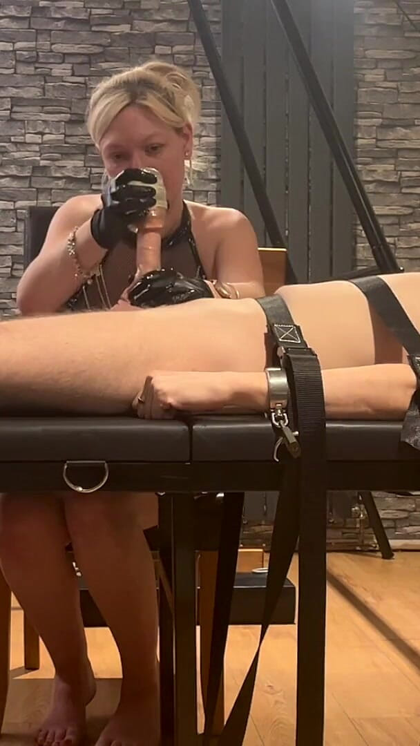 Mistress_BJQueen: Attaché à une table de bondage, bordé et ruiné