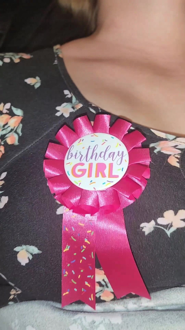 Mama_Foxx94: Felicidade de aniversário: uma celebração cheia de prazer