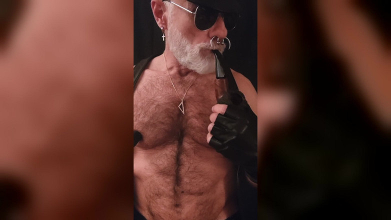 MusclesCigarsFFPig: Pipedad Is a Nipple Pig