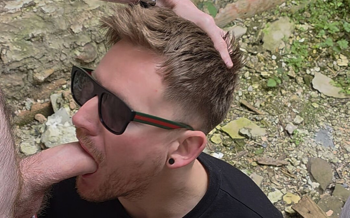 gaynaughtywelsh: Atrapados estos chavs follando con enormes pollas en un edificio...