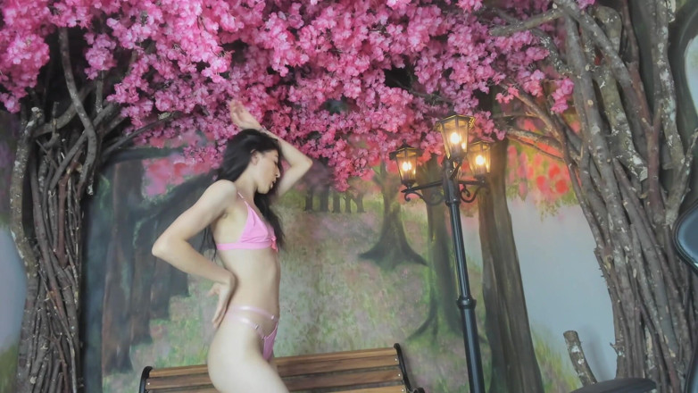 Adhara Hamilton: Tanzender Sex, Nackt