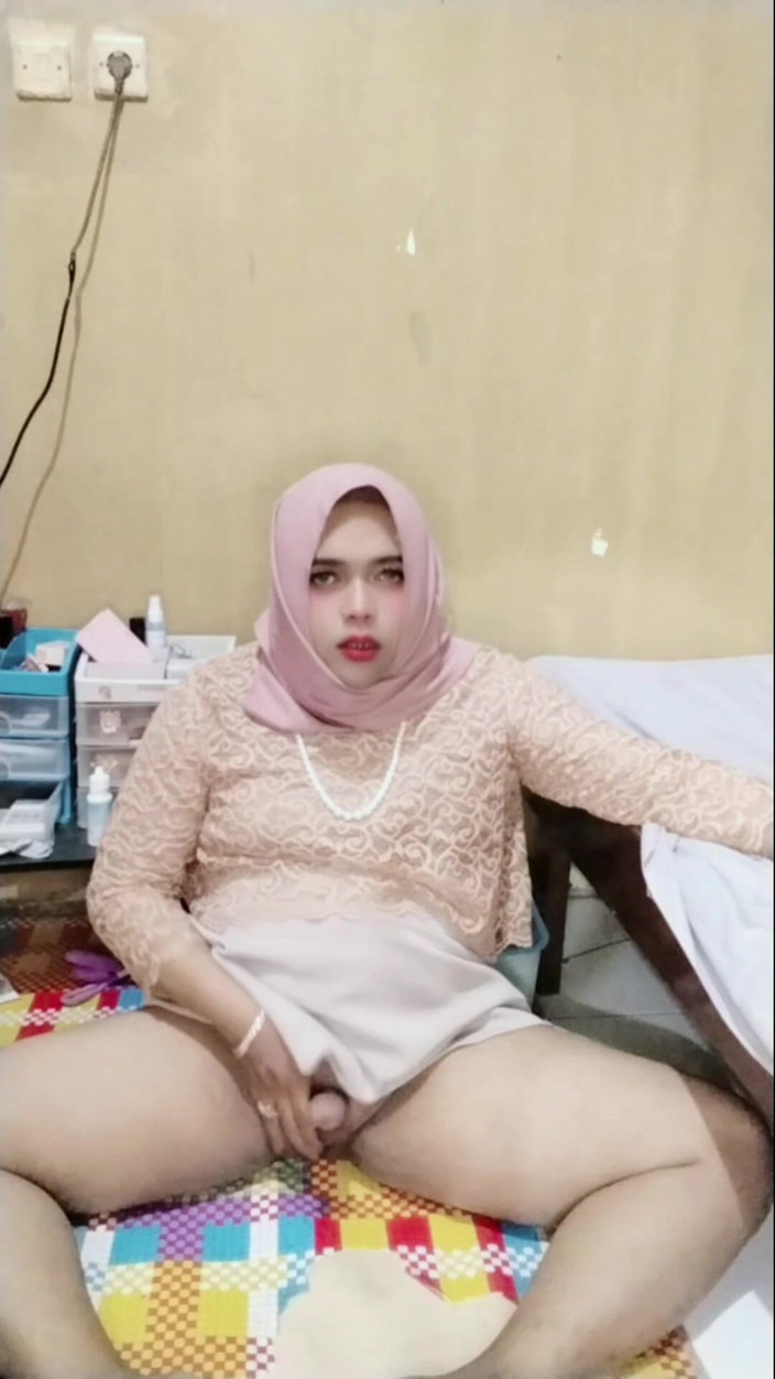 Ivvy Crossdresser: Hidžáb Crossdresser Ivvy masturbuje, dokud se nevystříká