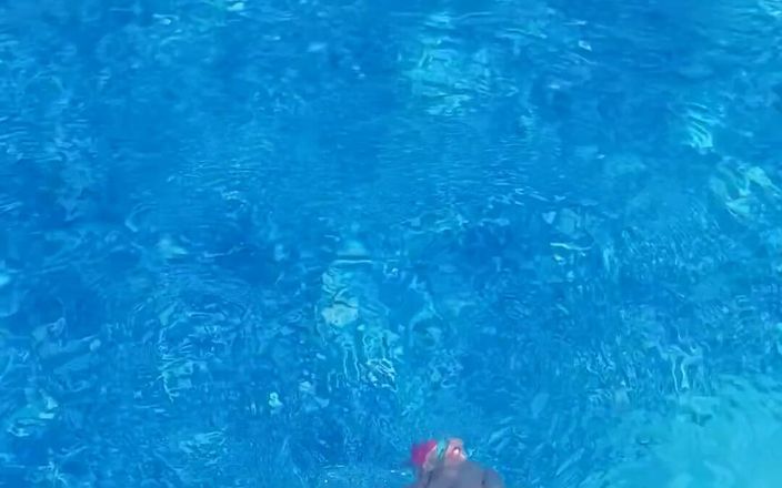 LittleSweetFeet: Splendida mattinata a prendere un caffè in piscina...