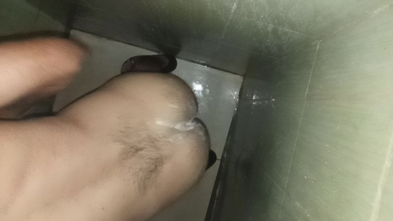 Cute boy jerks off: Kıllı ince adam evde duşta mastürbasyon yapıyor
