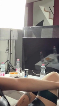 Questo podcast di dominazione femminile lascia che questo succhia le dita dei piedi mi coccola i piedi