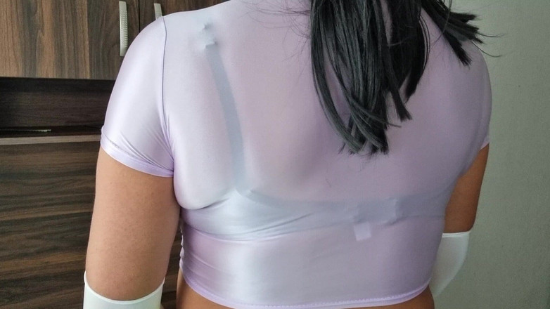 Only bras: Krásný a sexy průsvitný spandexový top a černá podprsenka se špičatými kozami