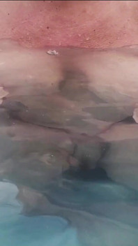 Je secoue ma poitrine dans le spa juste pour toi
