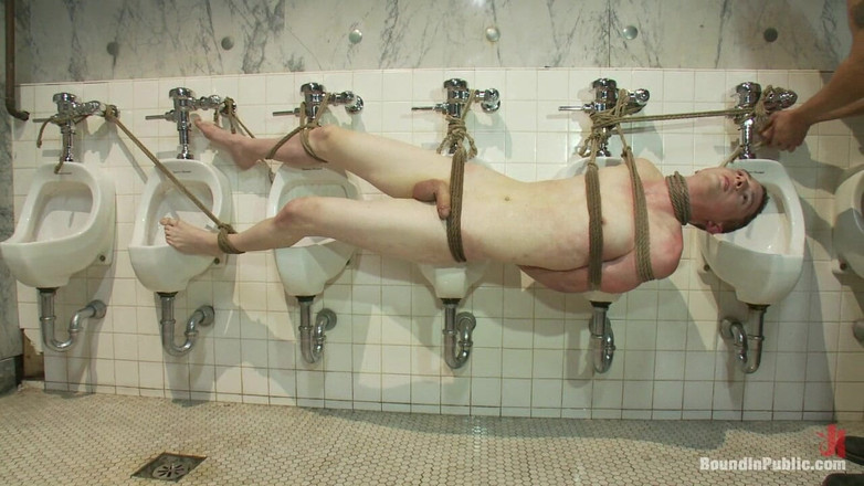 Bound in public: Je suis une pute... J’ai besoin de bite, de sperme...
