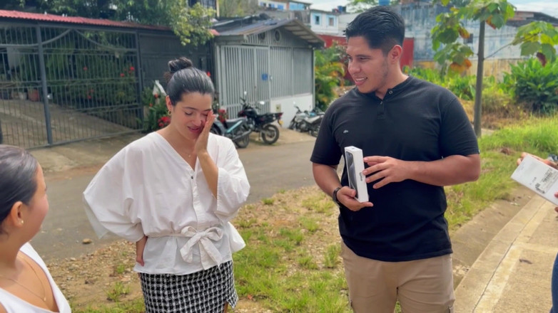 MeGanSxx: 3명의 뜨거운 라티나 여성이 낯선 사람과 성관계를 가졌다.