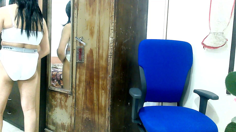 Cute & Nude Crossdresser: Гаряча і сексуальна сіссі кроссдрессер femboy sweet lollipop в білому топі і стрінгах.