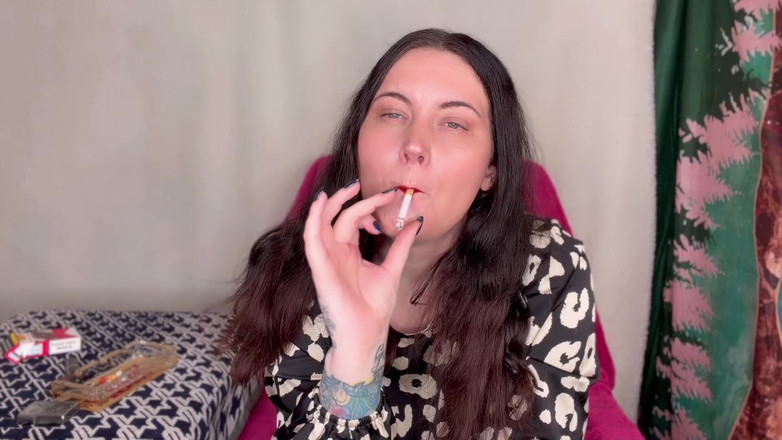 MissFFW: Miss Ffw röker i en somrig klänning