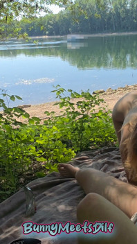 Lần đầu tiên ngoài trời mạo hiểm: Bunny thổi tôi và được doggy fucked by the river