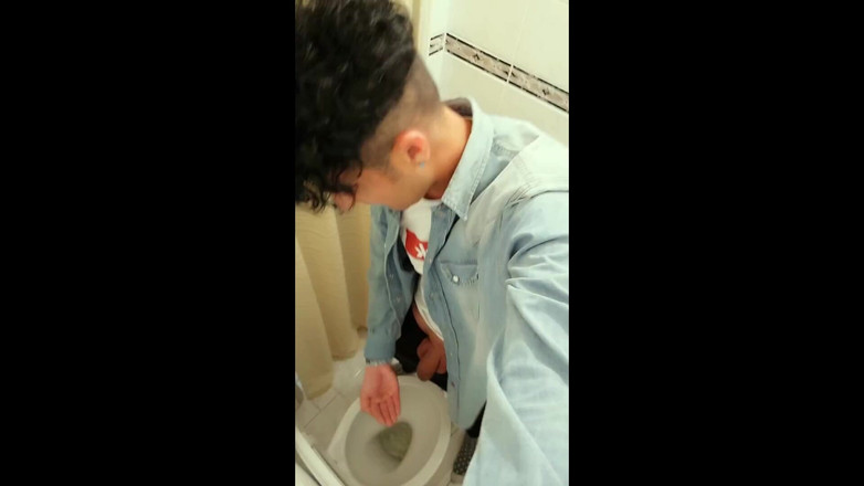 Idmir Sugary: Twink are propria sa pișare, folosind mâna pentru a bea...