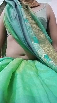 Travestito indiano con culo gaurisissy sprecato e gioca con le sue grandi tette in blue Saree vero sesso fatto in casa