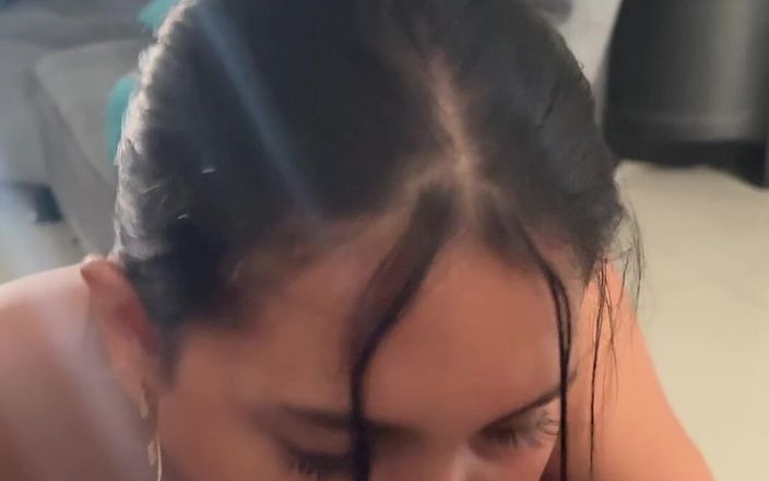 EMY_AND_JONH: Une belle Colombienne taille une bonne pipe