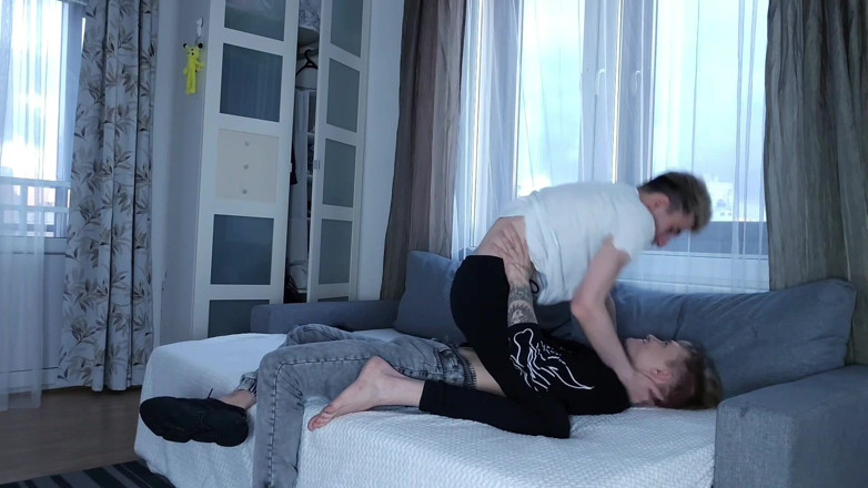Ethan Lestray: Dulce sexo de dos twinks con grandes pollas