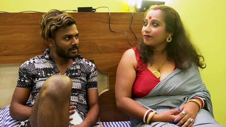 Xtramood: Desi tante kommt zu ihrem nachbarsjungen nach hause und will...