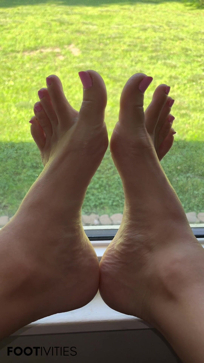 footivities: Ivys Feet on the Window
