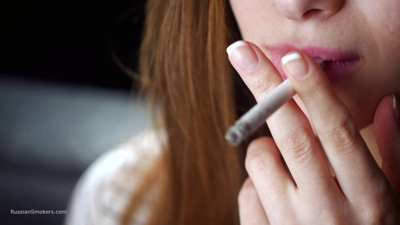 Russian Smokers: Weiche russische schönheit raucht, zigarette, ruhige momente
