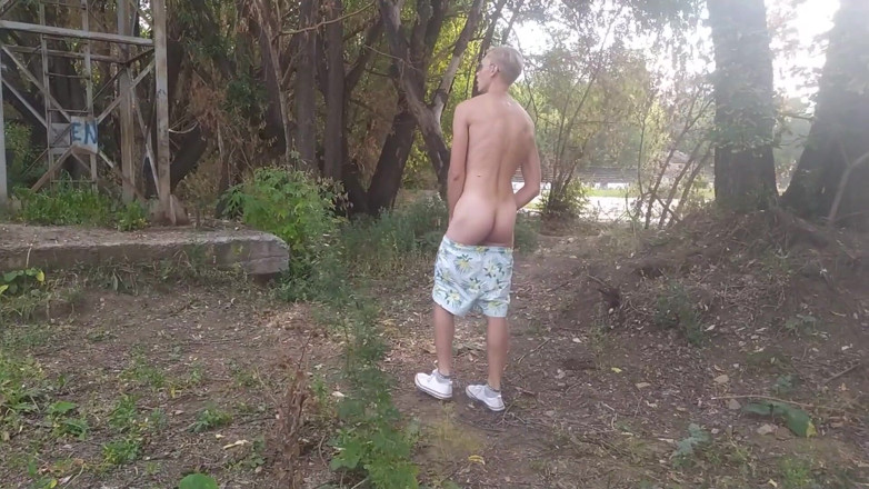 Dick Boys Studio: Facet szarpie swojego dużego kutasa na stadionie