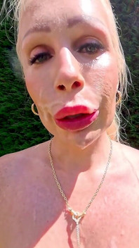Bimbo blonde avec un gros boucle de dogging et de bukkake