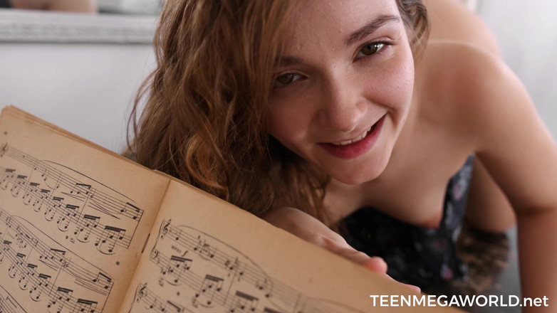 Teen Mega World: グランドピアノでのオーガズム