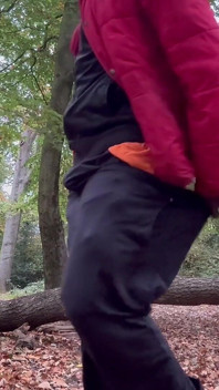 Bara wiggling, skakar och gnugga det i skogen