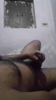 Indischer junge massiert mit Öl und masturbiert seinen großen schwanz im schlafzimmer des sexy lehrers, während der lehrer nicht da war