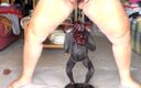 Sex hub couple: Jen se pișă pe o statuie de maimuță