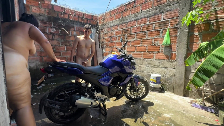 Lexly_16: 我的邻居帮我洗衣服，然后操我真的很好