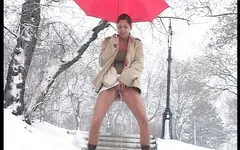 Fete solo care se pișă - Olga cea sexy se pișă în aer liber