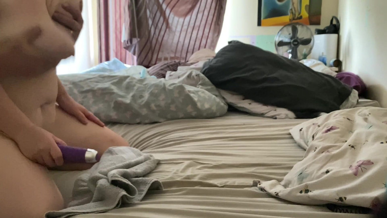 Frequentmasturbation: Tepkisini görmek için çıplakken karımın üstüne yürüyorum