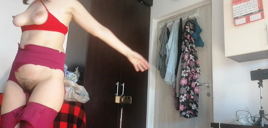 Amateur_MS: Seksowna latynoska Zabawa przymierzając ubrania i je wycinając