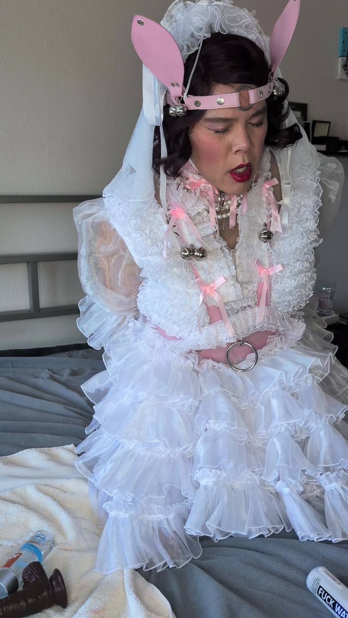 Sissy Candy: Maminsynek panna młoda swoją lalkę