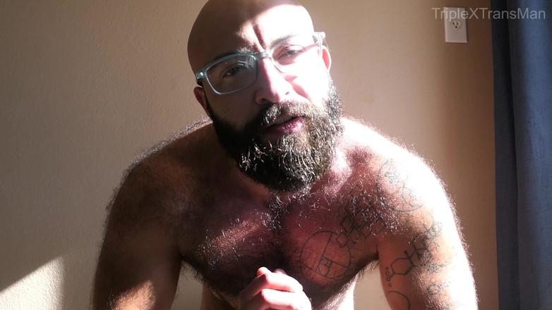 TripleXTransMan: 侵略性的变性男性身体崇拜