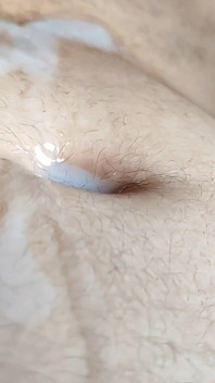 Surrealistyczny!! Super wytrysk moczy brzuch z spermą.