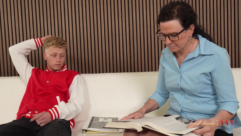 Aunt Judy's XXX: AuntjudysXXX - insegnante matura alta beth mckenna scopa il suo studente...