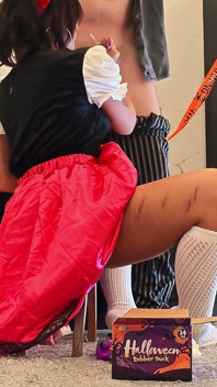 Memancut mani pada awek Oktoberfest di Dirndl Selepas Melancap pinggir perlahan dengan ludah pada zakar untuk meraikan Pesta dengan betul
