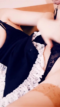 Elegantní velká prsa hnědovlasá služka MILF potřebuje sexy péro k šukání
