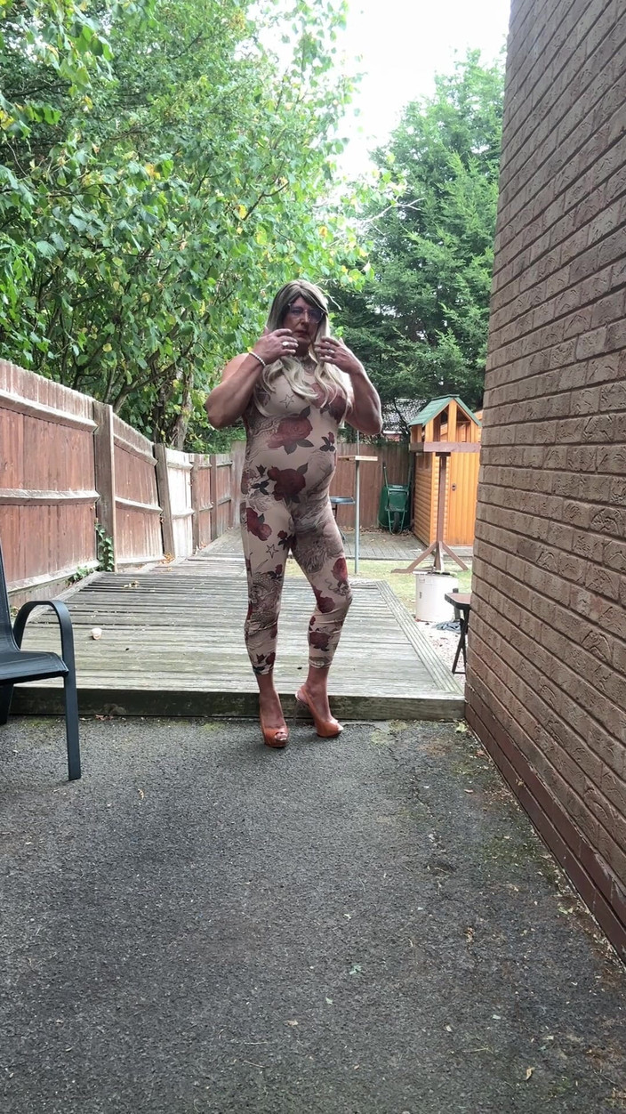 Kellycd2022: 穿着性感花朵的性感 Crossdresser Kellycd2022 透明连衣裤和高跟鞋