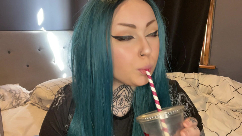 Miss Valentina: Купи мою сучку-сучку Латте со льдом