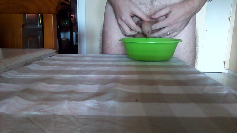 Sex hub male: John está orinando en un cuenco verde sobre la mesa